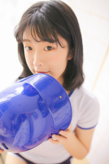 公咬着小娇乳H边走边欢视频
